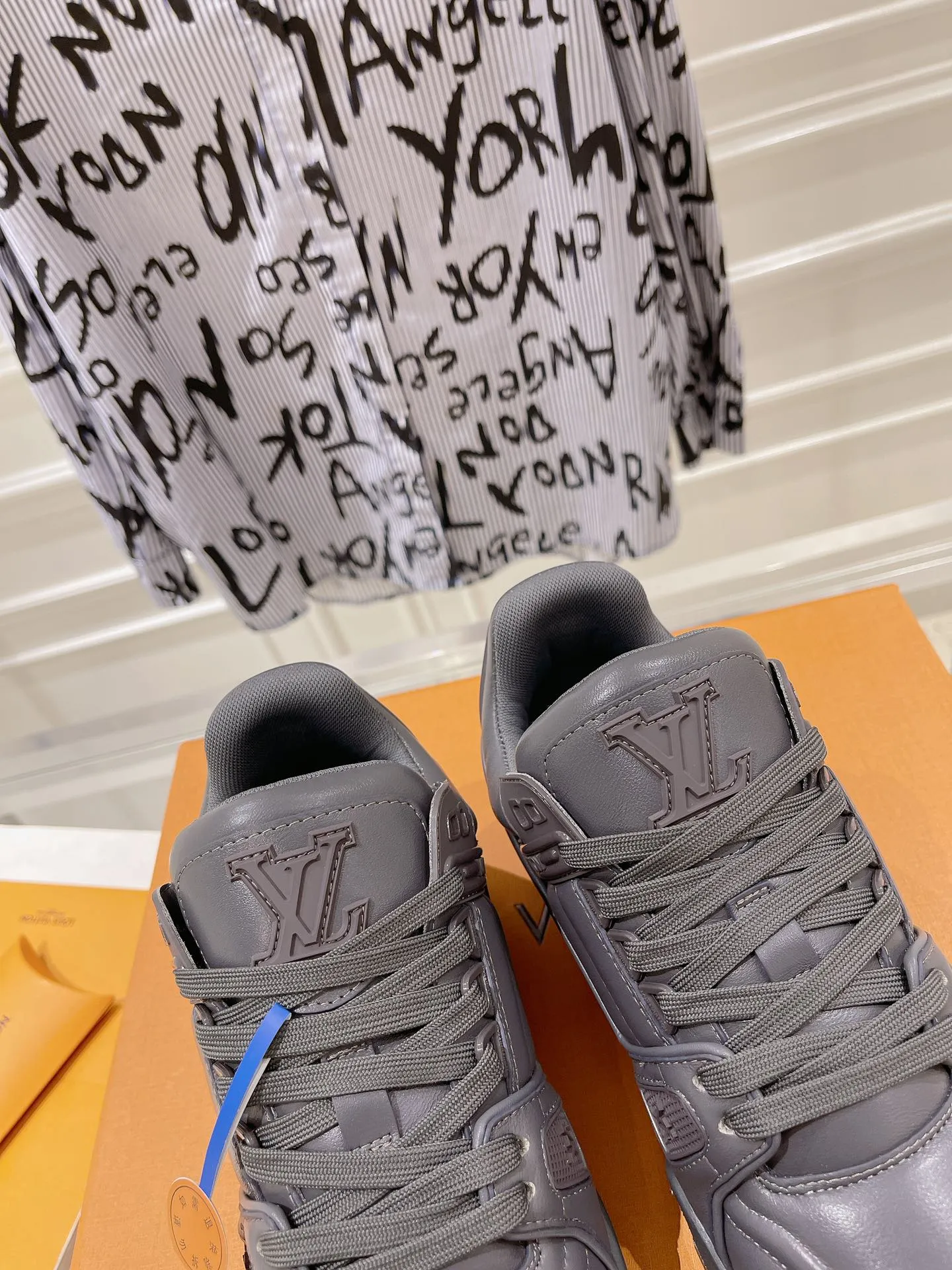 👟👟Ex-factory price 840👟👟 Top version #couple style 2024 hot LV 𝘁𝗿𝗮𝗶𝗻𝗲𝗿 series of the latest couple style sneakers, the quality has been upgraded again, the details are awesome, it just doesn’t look too good! The model was sold out immediately within ten minutes of the official website going on sale. TPU outsole, mold fee is 2w+. The texture is comparable to the original version. The feet are made of polymeter micro-material and breathable British mesh. The details are the same as the original version. Please pay attention to distinguish the currency materials on the market. Size: Female 35-39, Male 39-45M